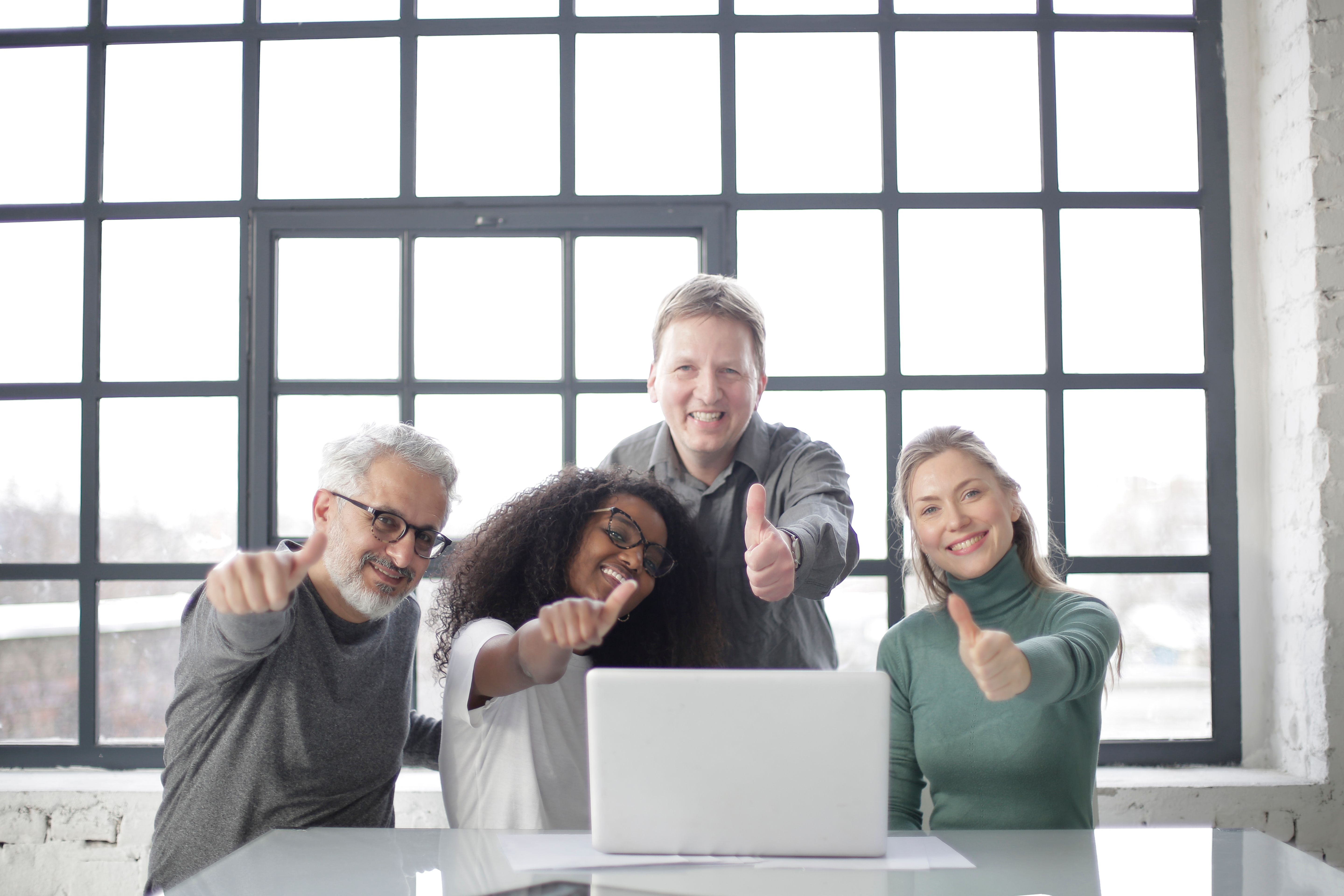 Profesionales en una reunión de equipo mostrando colaboración, confianza y trabajo conjunto en un entorno corporativo.