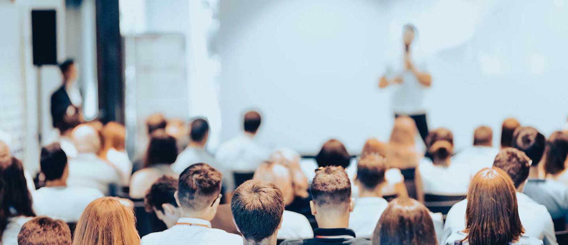 conferenciante dando charla