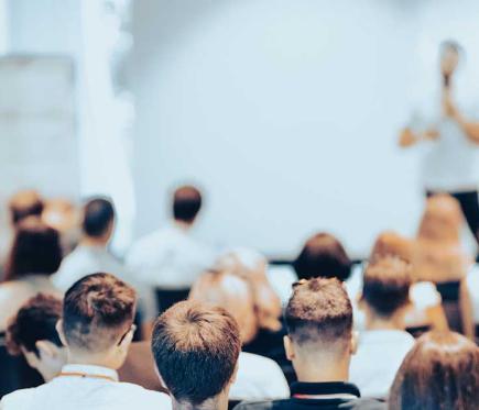 conferenciante dando charla