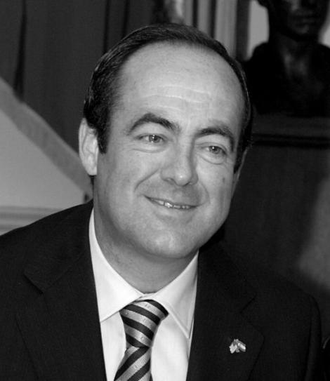 Contratar a José Bono