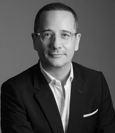 Contrata a César Val