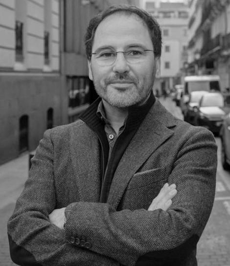 Contrata a Tomás Navarro