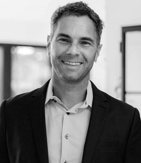 Contrata a Chris Barton 